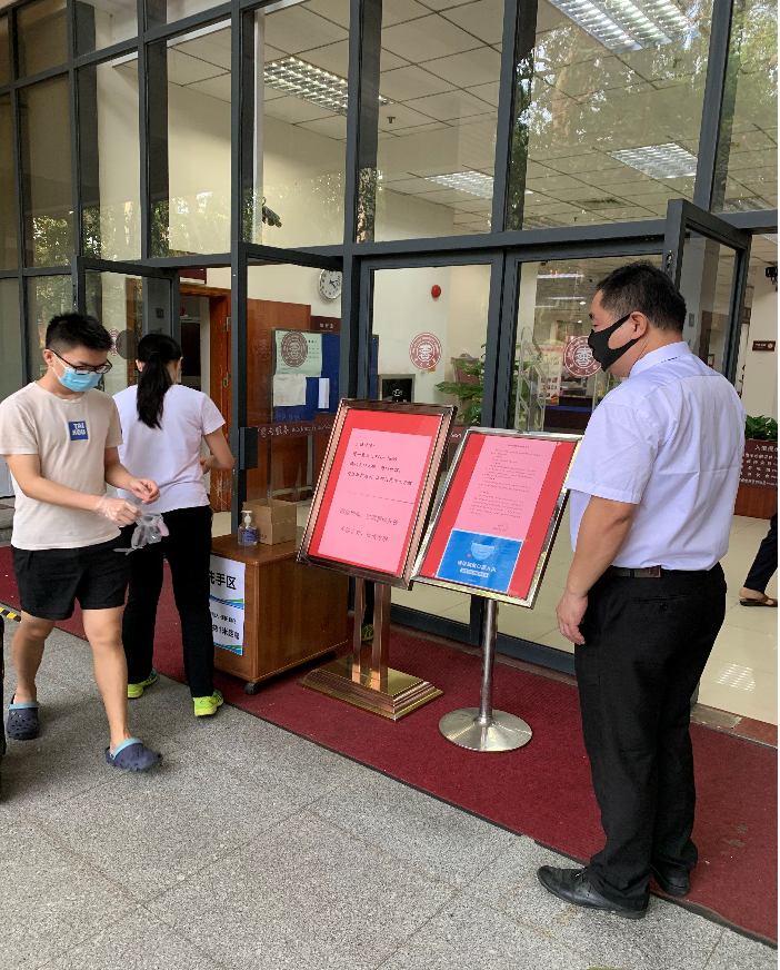 读者根据防疫要求，入馆前使用免洗洗手液进行手部清洁，佩戴一次性手套查阅书籍