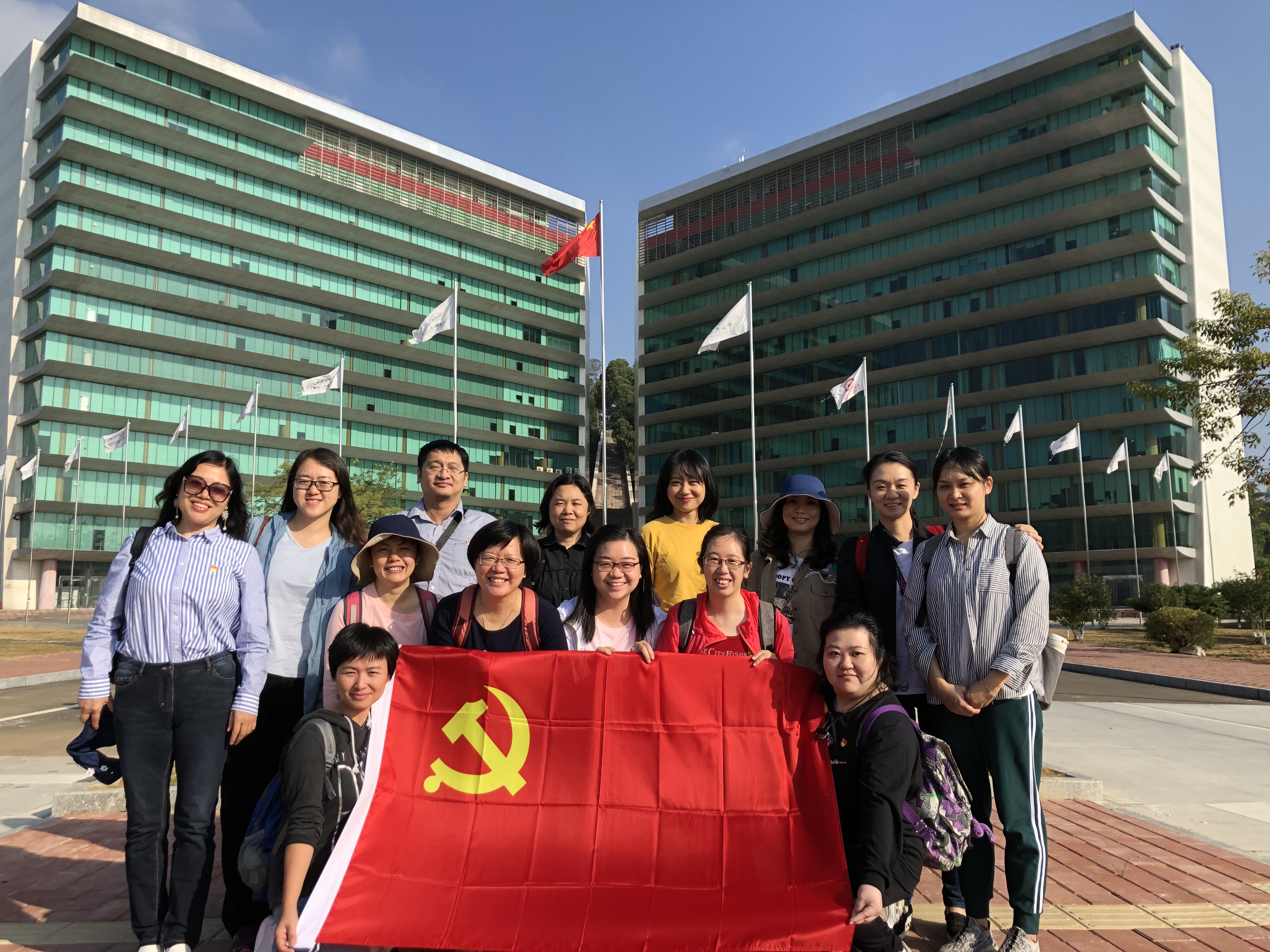 珠海校区图书馆前合影